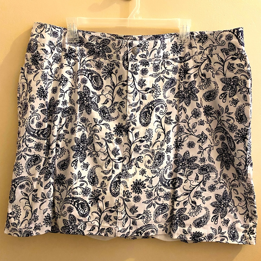 NWOT Black & white floral/paisley print skort 20W